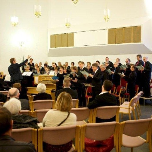 Kór Glerárkirkju ásamt einsöngvurum. Mynd: Bjarni Eiríksson.