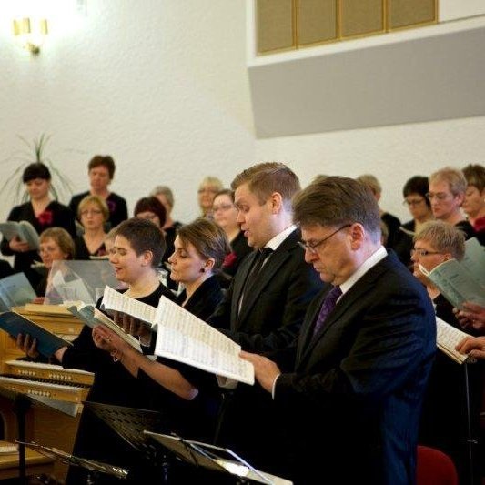 Kór Glerárkirkju ásamt einsöngvurum. Mynd: Bjarni Eiríksson.