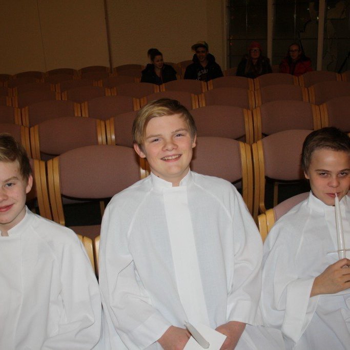 &THORN;essir huggulegu drengir voru tilb&uacute;nir t&iacute;manlega fyrir lj&oacute;saath&ouml;fn fermingarbarna &aacute; a&eth;ventukv&ouml;ldi