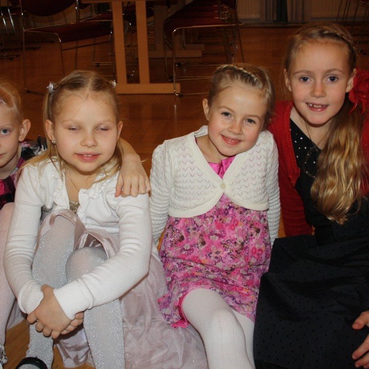 Baksvi&eth;s - allir a&eth; kl&aacute;rir fyrir a&eth;ventukv&ouml;ld.