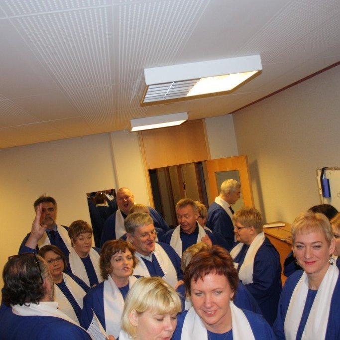 Baksvi&eth;s - allir a&eth; kl&aacute;rir fyrir a&eth;ventukv&ouml;ld.