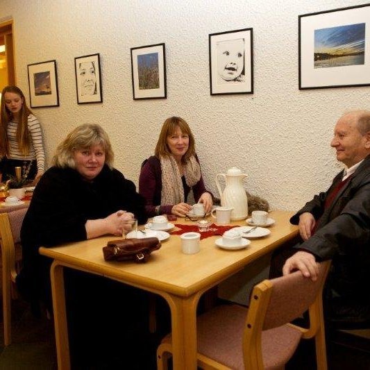 Vinafundur að lokinni hátíðarmessu á vígsludegi Glerárkirkju, öðrum sunnudegi í aðventu 2012. Myndina tók Bjarni
Eiríksson.