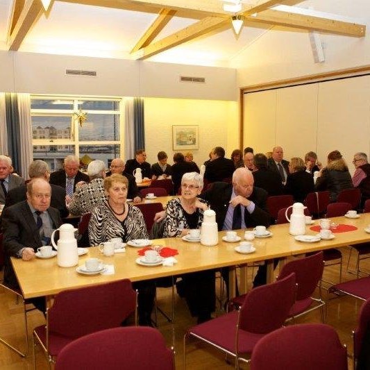 Eiríksson.Vinafundur að lokinni hátíðarmessu á vígsludegi Glerárkirkju, öðrum sunnudegi í aðventu 2012. Myndina tók Bjarni
Eiríksson.