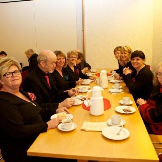 Eiríksson.Vinafundur að lokinni hátíðarmessu á vígsludegi Glerárkirkju, öðrum sunnudegi í aðventu 2012. Myndina tók Bjarni
Eiríksson.