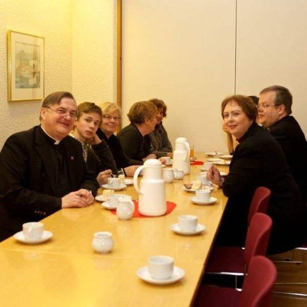 Eiríksson.Vinafundur að lokinni hátíðarmessu á vígsludegi Glerárkirkju, öðrum sunnudegi í aðventu 2012. Myndina tók Bjarni
Eiríksson.