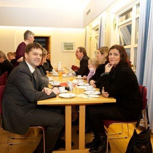 Eiríksson.Vinafundur að lokinni hátíðarmessu á vígsludegi Glerárkirkju, öðrum sunnudegi í aðventu 2012. Myndina tók Bjarni
Eiríksson.