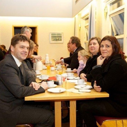 Eiríksson.Vinafundur að lokinni hátíðarmessu á vígsludegi Glerárkirkju, öðrum sunnudegi í aðventu 2012. Myndina tók Bjarni
Eiríksson.