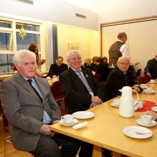 Eiríksson.Vinafundur að lokinni hátíðarmessu á vígsludegi Glerárkirkju, öðrum sunnudegi í aðventu 2012. Myndina tók Bjarni
Eiríksson.