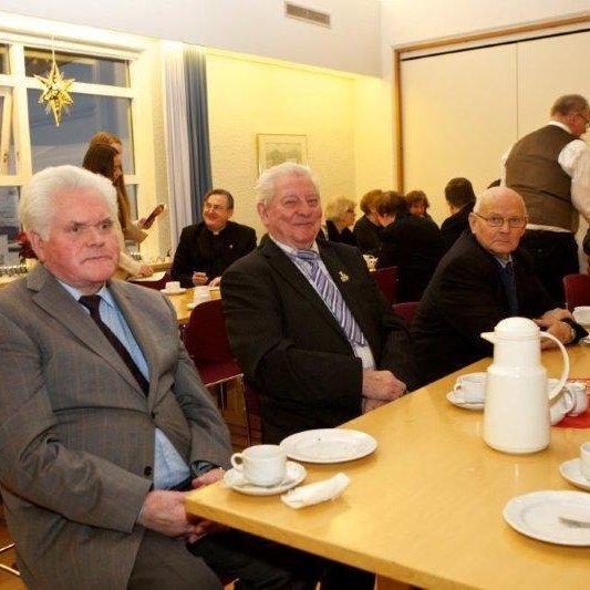 Eiríksson.Vinafundur að lokinni hátíðarmessu á vígsludegi Glerárkirkju, öðrum sunnudegi í aðventu 2012. Myndina tók Bjarni
Eiríksson.