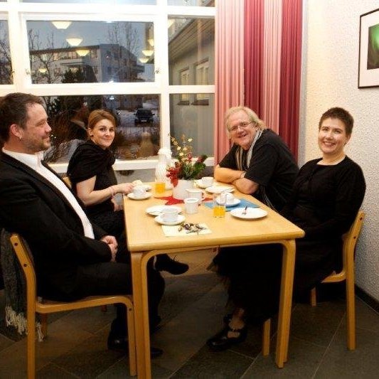 Vinafundur að lokinni hátíðarmessu á vígsludegi Glerárkirkju, öðrum sunnudegi í aðventu 2012. Myndina tók Bjarni
Eiríksson.