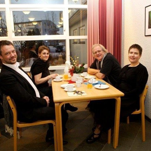 Vinafundur að lokinni hátíðarmessu á vígsludegi Glerárkirkju, öðrum sunnudegi í aðventu 2012. Myndina tók Bjarni
Eiríksson.