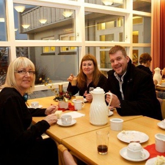 Vinafundur að lokinni hátíðarmessu á vígsludegi Glerárkirkju, öðrum sunnudegi í aðventu 2012. Myndina tók Bjarni
Eiríksson.