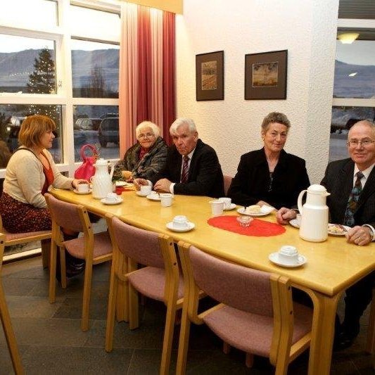 Vinafundur að lokinni hátíðarmessu á vígsludegi Glerárkirkju, öðrum sunnudegi í aðventu 2012. Myndina tók Bjarni
Eiríksson.