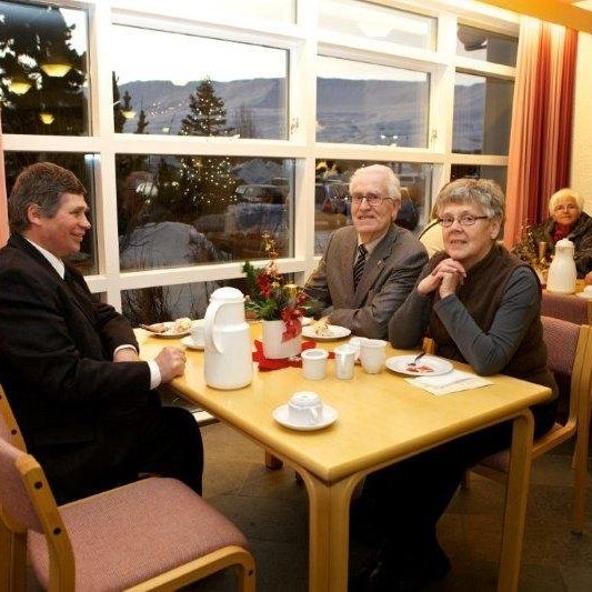 Vinafundur að lokinni hátíðarmessu á vígsludegi Glerárkirkju, öðrum sunnudegi í aðventu 2012. Myndina tók Bjarni
Eiríksson.