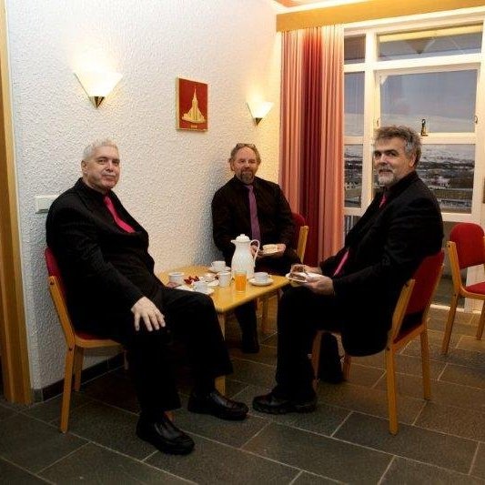 Vinafundur að lokinni hátíðarmessu á vígsludegi Glerárkirkju, öðrum sunnudegi í aðventu 2012. Myndina tók Bjarni
Eiríksson.