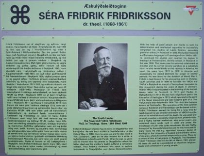 Upplýsingaskilti við minnisvarða um sr. Friðrik endurnýjað ...