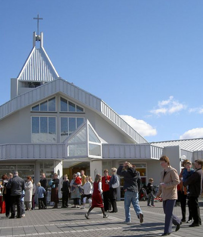 Strætó breytt í skrúðhús