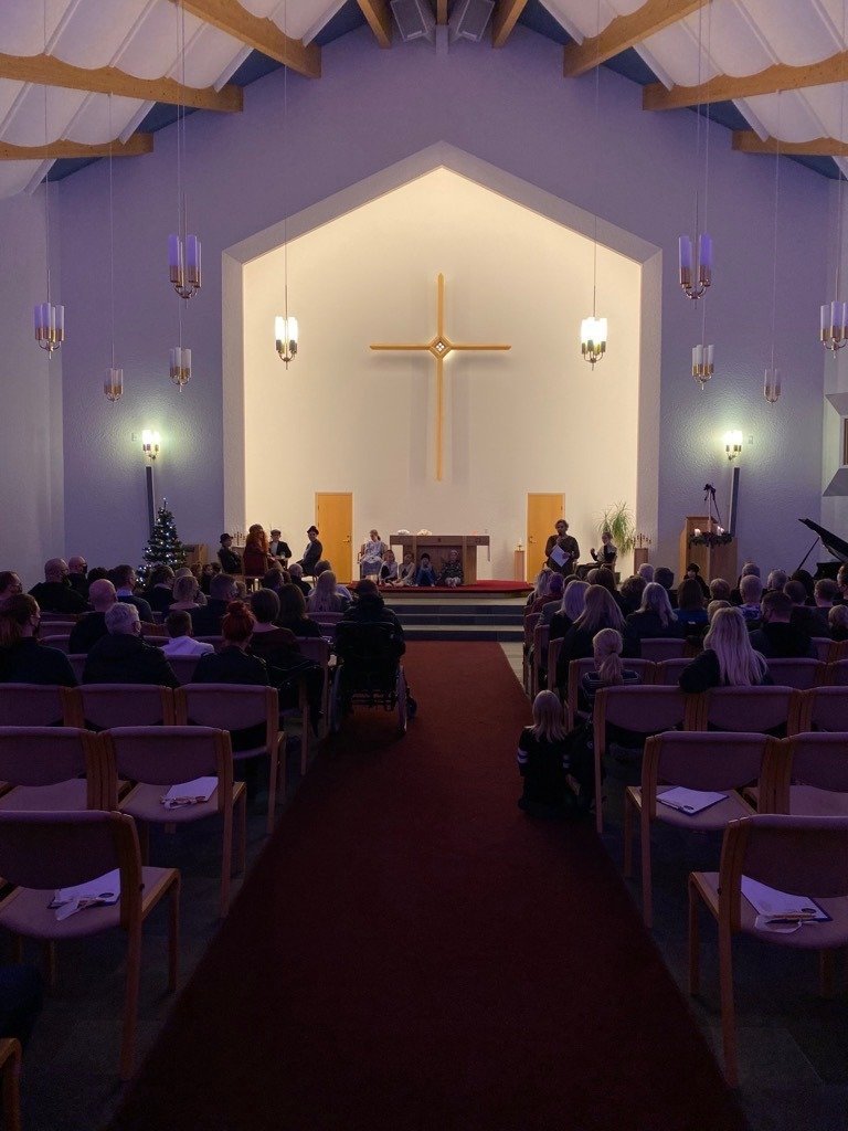 Frá helgiheik Barna- og Æskulýðskórs Glerárkirkju nú á aðventunni. Yndisleg og vel sótt stund í kirk…