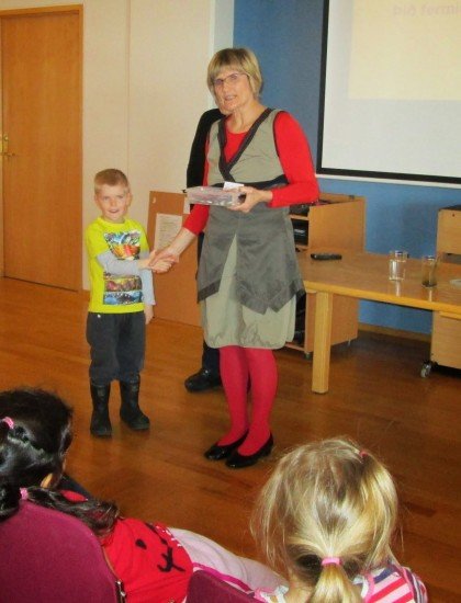 Börn á leikskólanum Tröllaborgum gáfu börnum í Malaví VATN