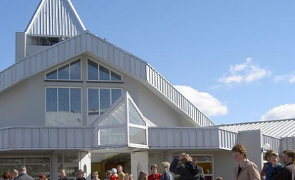 Strætó breytt í skrúðhús