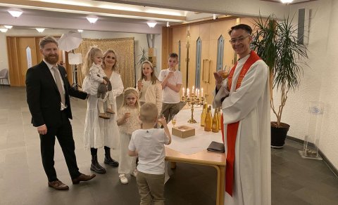 Aðalsteinn prestur Akureyrarkirkju með síðustu hjónum dagsins, þau komu alla leið frá Grundarfirði t…