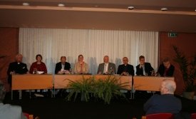 Biskupsefnin kynna sig