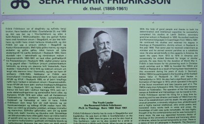 Upplýsingaskilti við minnisvarða um sr. Friðrik endurnýjað