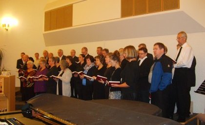 Kirkjan ómar af söng